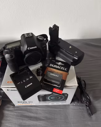 Canon 5D Mark II solo corpo con accessori