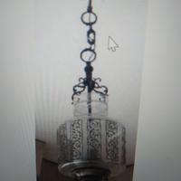Lampadario in vetro finemente decorato