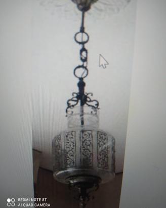 Lampadario in vetro finemente decorato