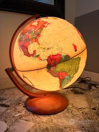 Mappamondo “Nova Rico” luminoso con base in legno-
