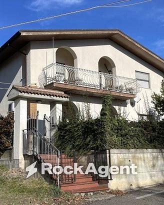 Villa di 183 m² con più di 5 locali e box auto a B