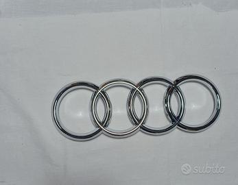 Logo Audi argentato