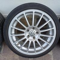 Cerchi in lega da 18'+distanziali con propria sede