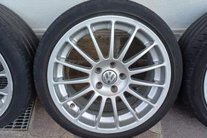 Cerchi in lega da 18'+distanziali con propria sede