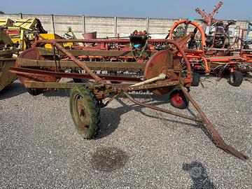 Ranghinatrice voltafieno marca Fort F2 trainata