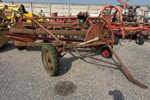 Ranghinatrice voltafieno marca Fort F2 trainata