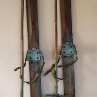 vecchio sci con bastoncini 