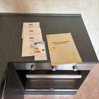 Cucina con elettrodomestici