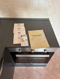 Cucina con elettrodomestici