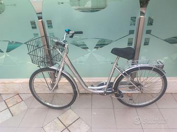 Bicicletta acciaio argento con. cestinone