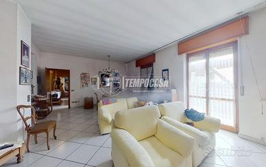 Ampio quadrilocale con possibilità di box e cantin