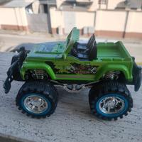 macchina Jeep verde e nera con molla 