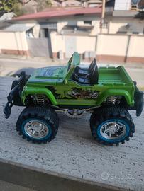 macchina Jeep verde e nera con molla 