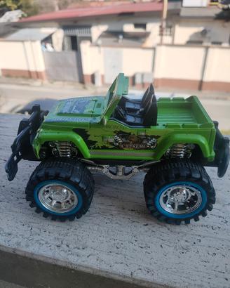 macchina Jeep verde e nera con molla 