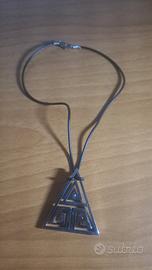collana con ciondolo geometrico