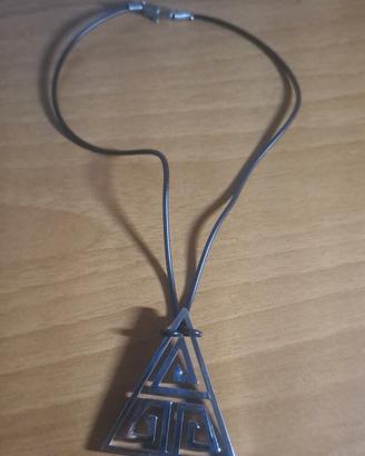 collana con ciondolo geometrico