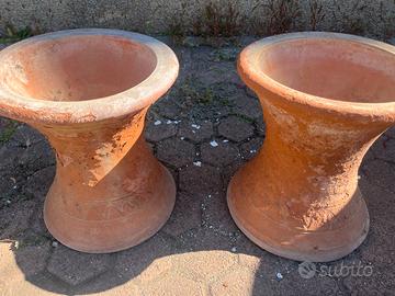 Due vase terracotta altezza cm 33 circonf cm 30