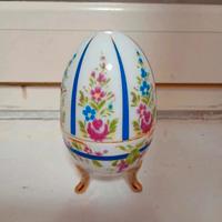 ornamento in ceramica a forma d'uovo 