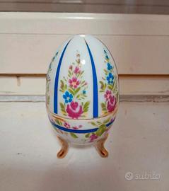 ornamento in ceramica a forma d'uovo 