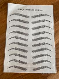 Tatuaggio per sopracciglia castano/biondo scuro.