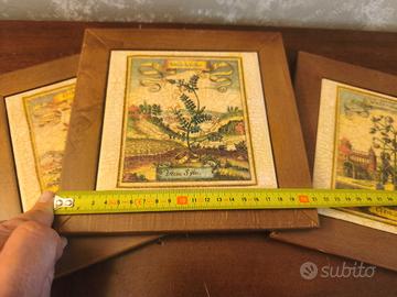 Tre piastrelle antichizzate di stampe botaniche