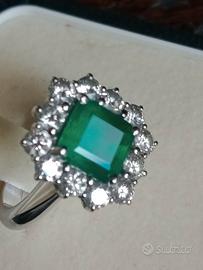 Anello oro 18k con smeraldo e brillanti