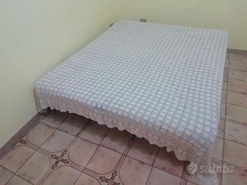 Copriletto a uncinetto