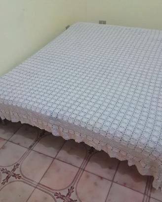 Copriletto a uncinetto