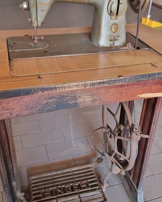 macchina da cucire d'epoca singer a pedale 