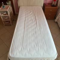 Coppia di letti singoli con contenitore