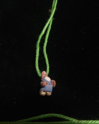 Collanina con piccolo gnometto in ceramica