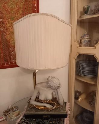 Lampada con scultura