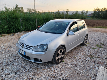 Volkswagen golf 5 con gancio di traino