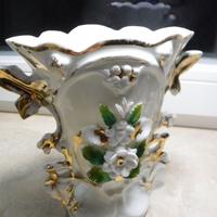 Vaso in ceramica dipinta con rilievo