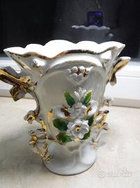 Vaso in ceramica dipinta con rilievo