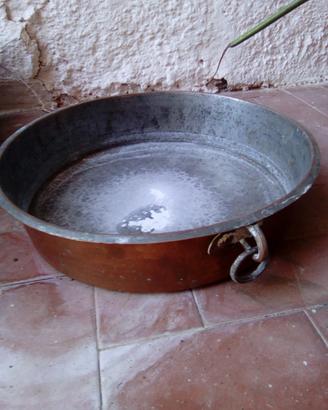 Pentola antica in rame