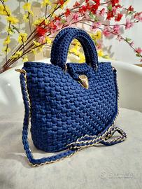 Borsa artigianale blu a mano e tracolla in fettucc