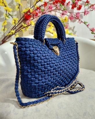 Borsa artigianale blu a mano e tracolla in fettucc
