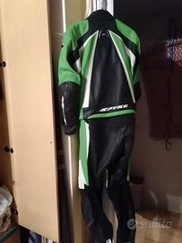 Tuta in pelle giubbino e calzoni con protezioni in