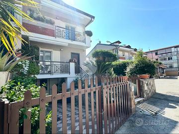 VILLA A SCHIERA A QUALIANO