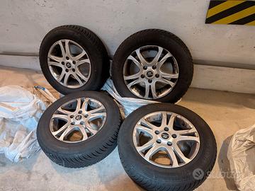 Cerchi in lega Hyundai con gomme da neve
