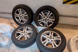 Cerchi in lega Hyundai con gomme da neve
