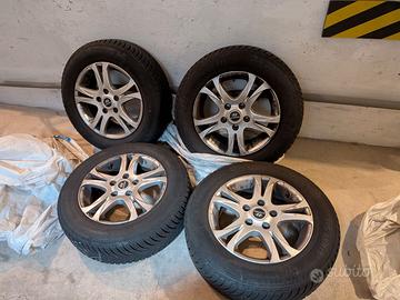 Cerchi in lega Hyundai con gomme da neve