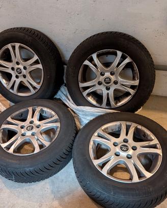 Cerchi in lega Hyundai con gomme da neve