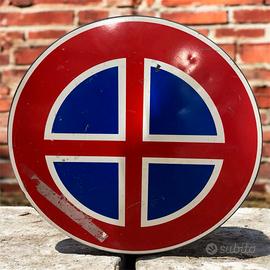 Segnale stradale divieto di sosta e fermata