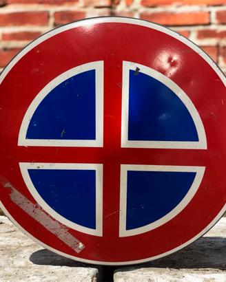 Segnale stradale divieto di sosta e fermata