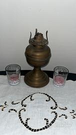 Lampada a petrolio vintage in ottone