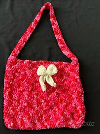 Borsa uncinetto rosa e rossa con fiocco