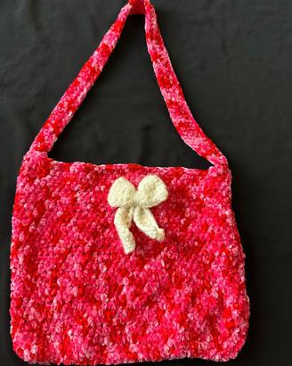 Borsa uncinetto rosa e rossa con fiocco