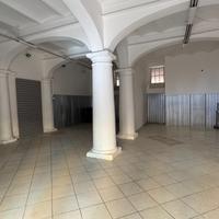 Ampio fondo commerciale con due vetrine